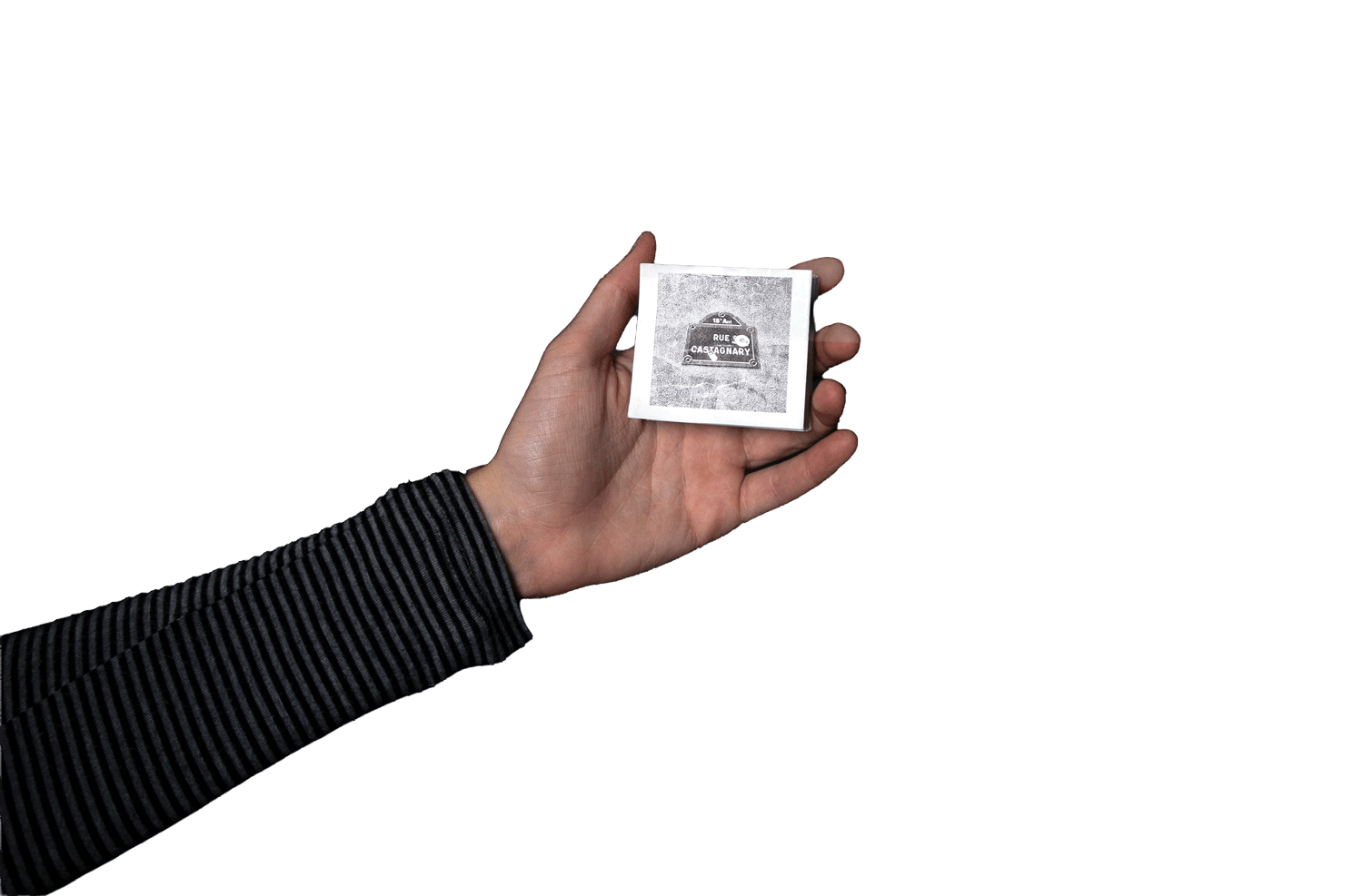 photo de l'édition au format petit tenant dans une main